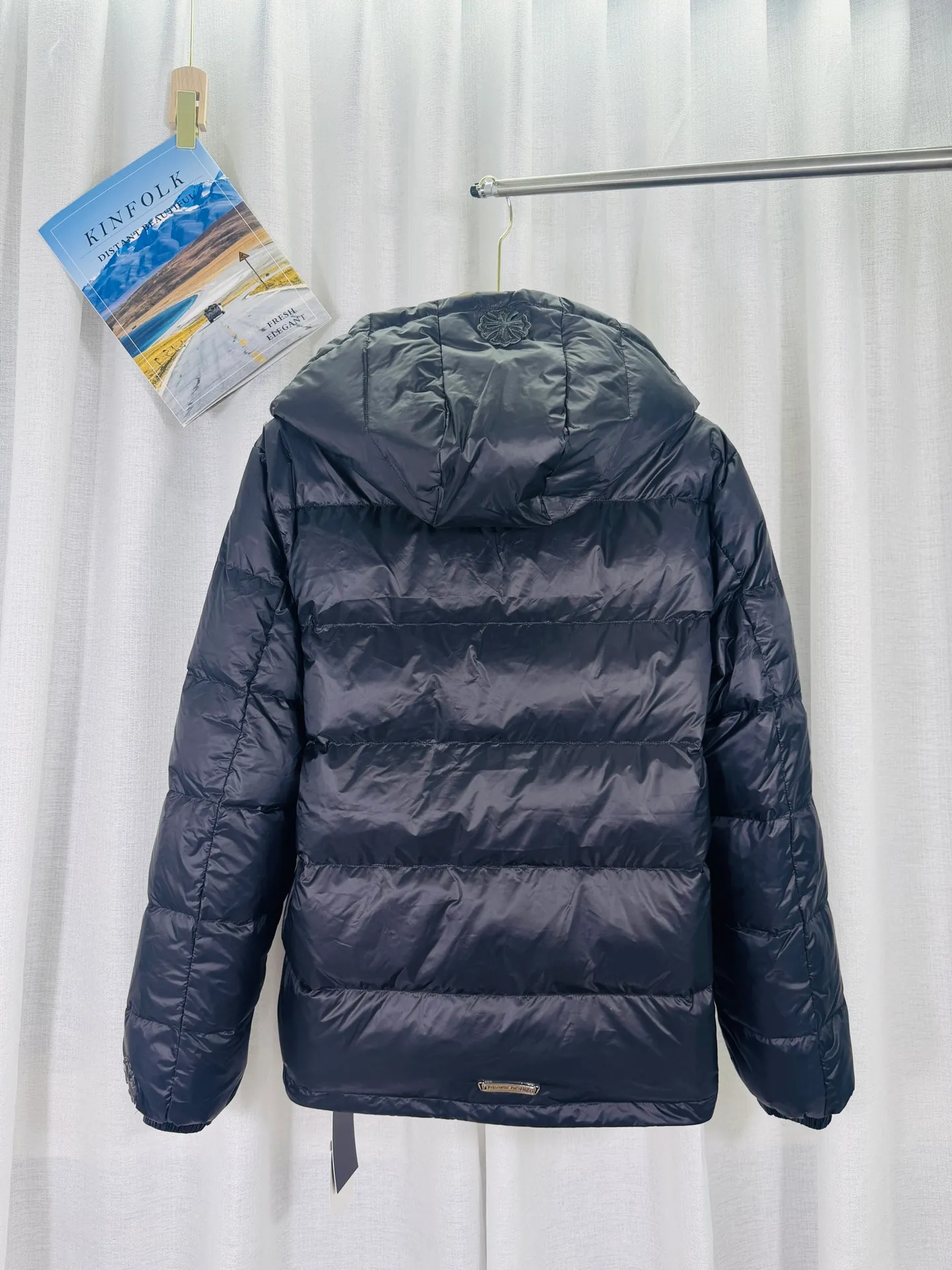 P800 top version 🐮 Real shot without P, ​​different from market products] Chrome Hearts ❄️ Winter environmentally friendly down jacket series ❄️ Chrome Hearts dark pattern series hooded down jacket is available at the counter at the same time ❤ The hood is detachable! The hat is removable and can be worn on both sides. The best Guangzhou national standard 90 velvet on the market! ! The world’s highest fluffiness of 900D! ! High standard and sufficient down filling! ! Exterior windproof and waterproof dark-grain custom fabric, interior high-grade dark-grain lining fabric to prevent lint, original hardware molding, fine craftsmanship details, casual or formal wear ✨ Slim-fitting and not bulky Recommended color: Customized matte black series Code numbers: S, M, L, XL